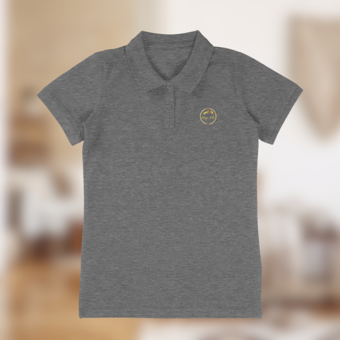 Polo Femme “Étoffe d’Or” – Élégance sobre, touche dorée