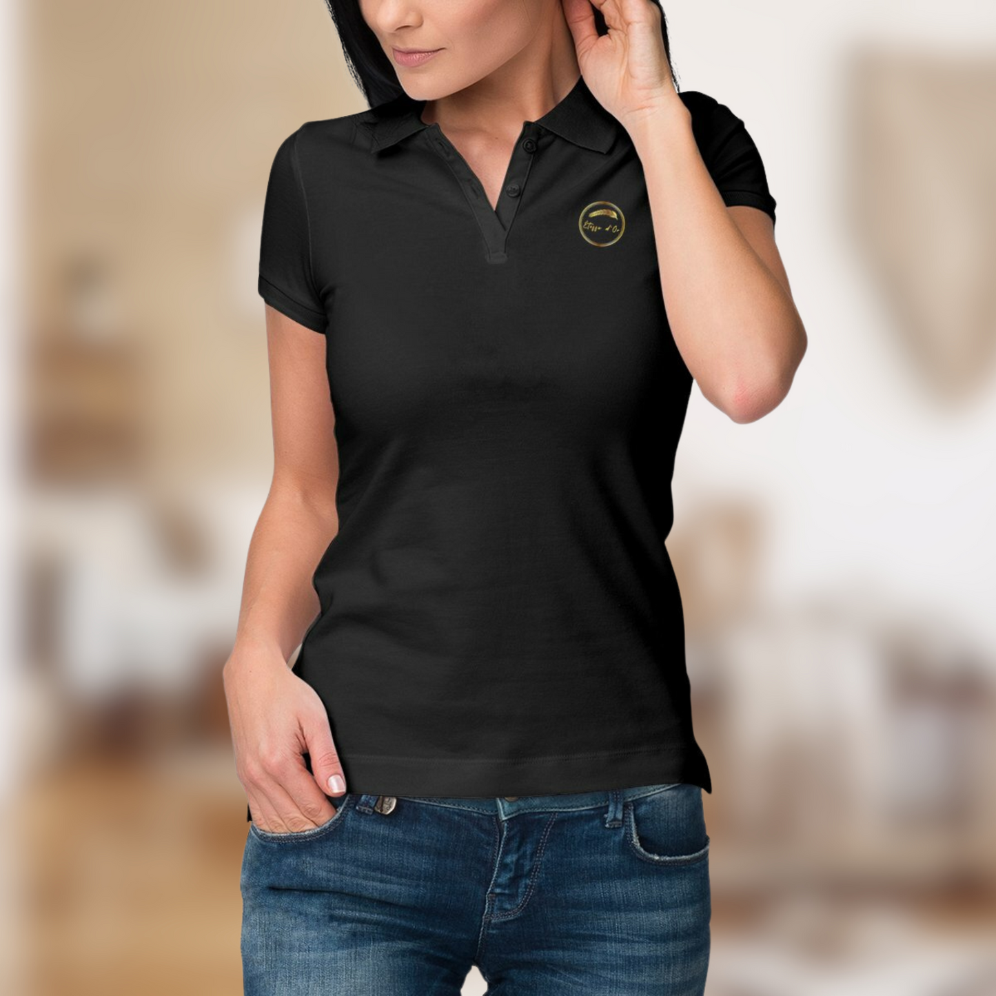 Polo Femme “Étoffe d’Or” – Élégance sobre, touche dorée